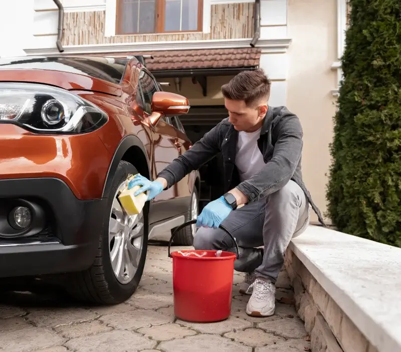 Lavage auto à domicile Pousseaux : professionnel intervenant sur un véhicule